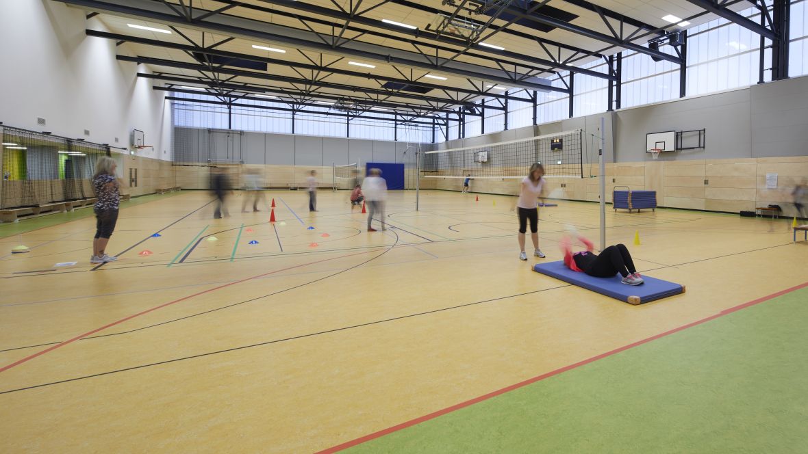 Sporthalle des Berufsschulzentrums Bautzen Jugendliche treiben Sport – Forbo Marmoleum Sport